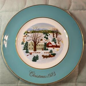 🎄 Vintage Avon Christmas Plate 1973 | Winter Village Scene | Gold Trim